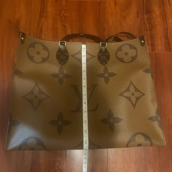 Louis Vuitton OnTheGo GM Bag - Picture 14 of 16